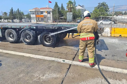 İskenderun’da tırın lastiğinden alevler yükseldi
