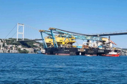 Dünyanın en büyük 3’üncü vinç gemisi ’Saipem 7000’ İstanbul Boğazı’ndan geçti
