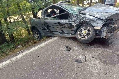 İzmit’te iki otomobil çarpıştı: 3 yaralı
