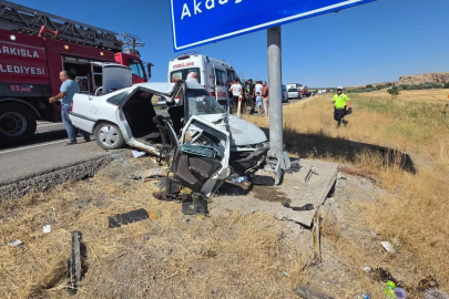 Sivas’ta yoldan çıkan otomobil levha direğine çarptı: 3 yaralı
