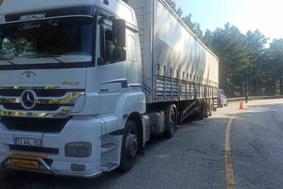 Karşı şeride savrulan dorse otomobile çarptı: 4 yaralı
