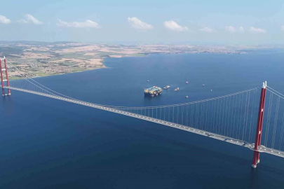 Dünyanın en büyük üçüncü yarı batık vinç ve boru döşeme gemisi 1915 Çanakkale Köprüsü altından geçti

