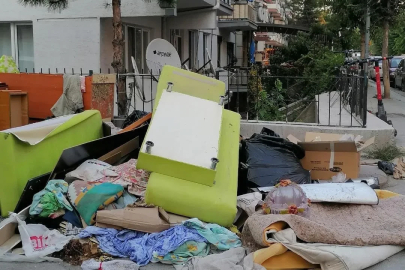 Yol kenarına bırakılan mobilyalar ve atıkların önüne geçilemiyor
