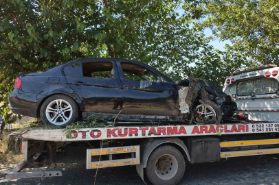 Otomobil kontrolden çıkıp ağaca çarptı, faciadan dönüldü
