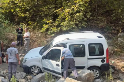 Alanya’da araç şarampole yuvarlandı: 3 yaralı
