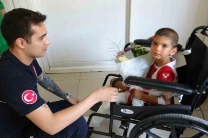 6 metrelik kuyuya düşen çocuk kendisini kurtaran kahramanıyla buluştu
