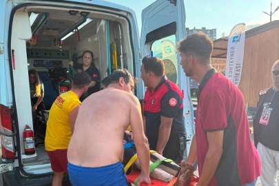 Tehlikeli bölgede denize giren kadını cankurtaranlar kurtardı
