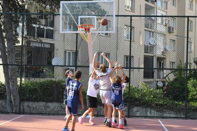 Yenilenen basketbol sahasına Efe İbrikoğlu’nun adı verildi

