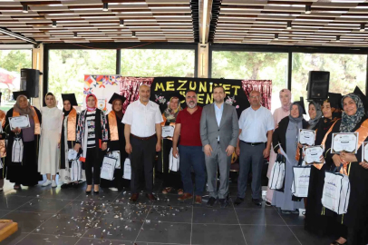 Okuma yazma öğrenen anneler mezuniyet sevinci yaşadı
