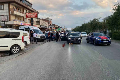 İki otomobil çarpıştı, 4 kişi yaralandı: Motosikletli çift kazadan kıl payı kurtuldu
