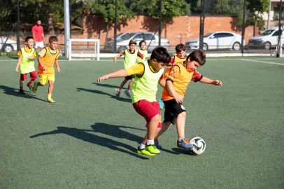 Efeler’de minik yetenekler yeşil sahada geleceğe hazırlanıyor
