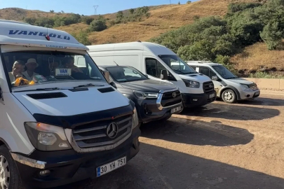 Yüksekova-Van karayolundaki çalışmalar sırasında araç kuyruğu oluştu
