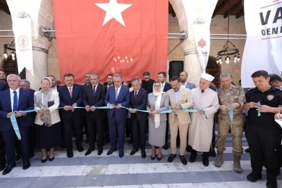 Depremde hasar alan tarihi Ömeriye Cami yeniden ibadete açıldı
