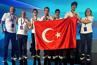 Bakan Bayraktar: "Uluslararası Nükleer Bilim Olimpiyatı’na ilk kez katılan Türkiye, 1 altın ve 3 bronz madalya ile uluslararası arenaya güçlü bir giriş yaptı"
