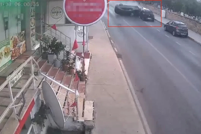Kartal’da kontrolden çıkan otomobil araçlara çarpıp takla attı
