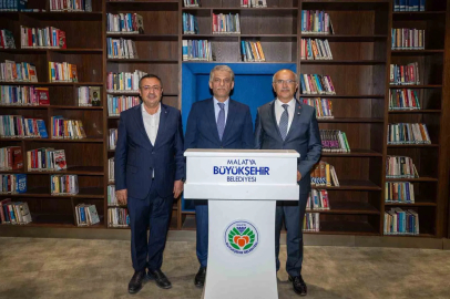 Bakan Yardımcısı Nadir Alpaslan Şehir Kütüphanesini gezdi
