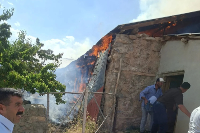 Van’da korkutan yangın: Alevler bitişikteki evlere sıçramadan söndürüldü
