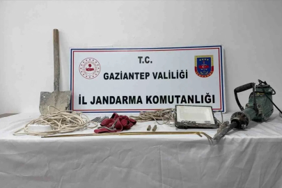 ’Salak Milyoner’ filmi gerçek oldu: Define bulmak için evin altında metrelerce kazı yaptılar
