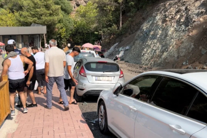 Osmaniye’de korkulukları kıran otomobil alt otoparka düştü: 5 yaralı
