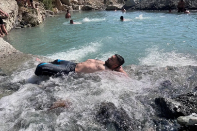 Erzincan’da 40 derece sıcakta ilginç serinleme: Dereyi kesip havuz yaptılar
