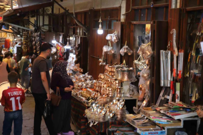 Gaziantep’te sıcak havaya rağmen Bakırcılar Çarşısı’nda yoğunluk
