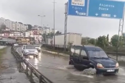 Aniden bastıran yağışın ardından su baskını sürücülere zor anlar yaşattı
