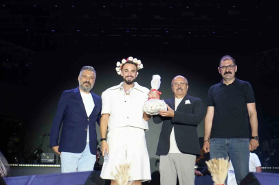 Sarımsak festivalinde sahne alan Sefo, binlerce vatandaşa unutulmaz bir gece yaşattı
