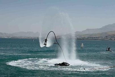 Van Gölü’nde Türk bayrağıyla nefes kesen flyboard gösterisi

