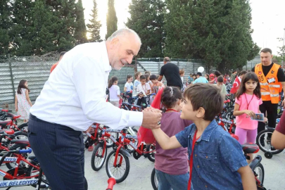 Canik’te camiye giden çocuklar hediyelerine kavuşuyor
