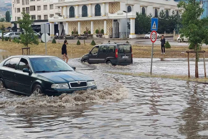 Erzurum’da 10 dakikalık yağış trafiği felç etti
