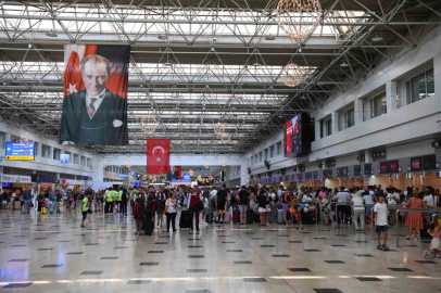 Bakan Uraloğlu: "Temmuz ayında havalimanlarımızda direkt transit yolcular ile birlikte toplam 26 milyon 797 bin 638 yolcuya hizmet verildi"
