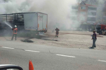 Giresun’da yol kenarındaki tırın dorsesinde yangın çıktı
