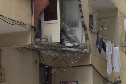 Güngören’de 5 katlı binanın balkonu yıkıldı; Bina sakini "Deprem oldu sandık" dedi
