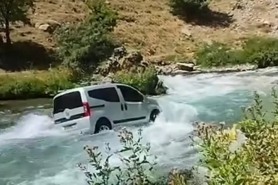 El freni çekilmeyen kamyonet Bahçesaray Çayı’na uçtu

