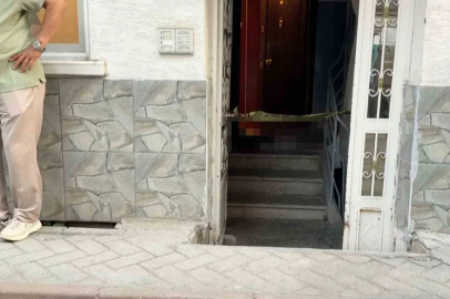 Sokakta düşen yaşlı adam evinin kapısında hayatını kaybetti
