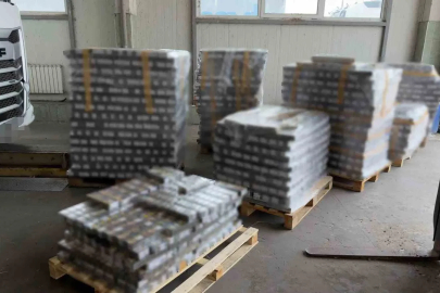 Hamzabeyli’den çıkan tırda 1 milyon 140 bin kaçak sigara ele geçirildi
