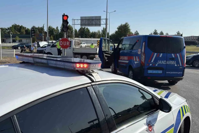 Edirne’de iki otomobil kavşakta çarpıştı: 2 yaralı
