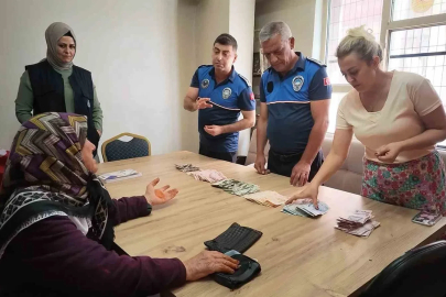 Parkta dilenen yaşlı kadının üzerinden deste deste para çıktı
