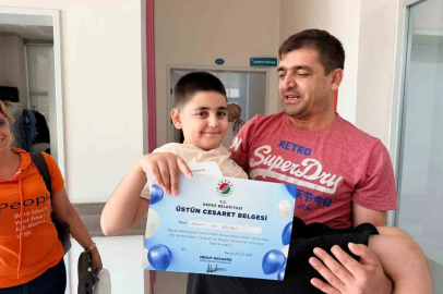 Kepez’de sünnet olan çocuklara ’Üstün Cesaret Belgesi’
