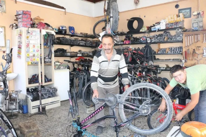 Erzincan’da bisiklet tamircilerinde yaz yoğunluğu
