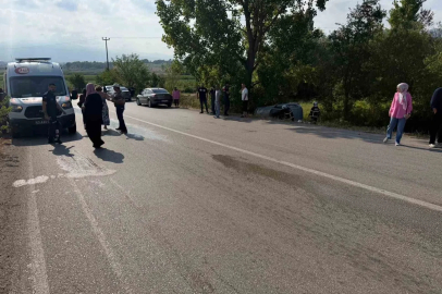 Yoldan çıkan otomobil ağaçlık alanda yan yattı

