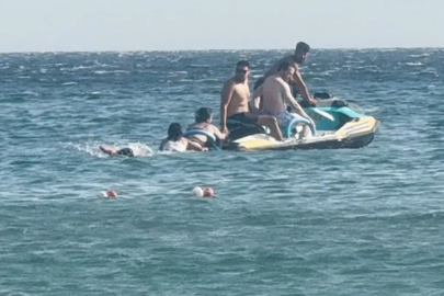 Büyükçekmece’de denizde boğulma tehlikesi atlatan kadının korku dolu anları kamerada

