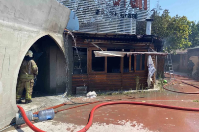 Bakırköy’de tadilattaki kafeden alevler yükseldi
