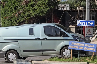 Mudanya’da zırhlı banka aracı elektrik direğine çarptı

