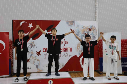 Kütahya’da 30 Ağustos Yıldızlar Taekwondo Zafer Kupası’nda ödül heyecanı
