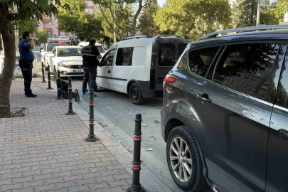 Husumetlisini sokak ortasında bıçaklayarak öldürdü: Saldırı anı kamerada
