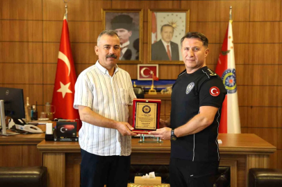Emekliye ayrılan polis memuruna veda plaketi
