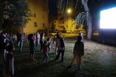Farklı kuşaklar açık hava sinemasında buluştu
