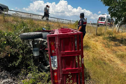 Elektrikli motosiklet kontrolden çıkarak devrildi, sürücüsü yaralandı
