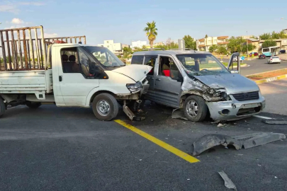 Kamyonet ile hafif ticari araç çarpıştı: 1 yaralı
